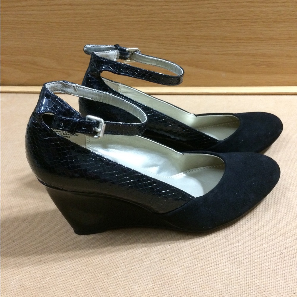 Women’s Bandolino’s black strappy wedge heels US 6